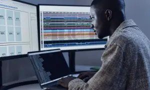 Un développeur analyse des données complexes sur plusieurs écrans, optimisant le code pour le **junit logo**.