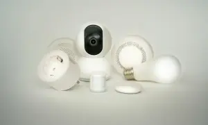 Un développeur IoT imagine une maison connectée : caméra, prise, ampoule, détecteurs.