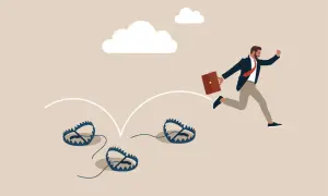 Un homme d'affaires court, évitant des pièges. Un formateur web pourrait utiliser cette image pour illustrer les dangers du parcours entrepreneurial.