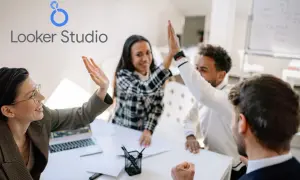 Équipe célébrant une réussite après une formation sur Looker Studio.