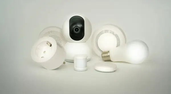 Un développeur IoT imagine une maison connectée : caméra, prise, ampoule, détecteurs.