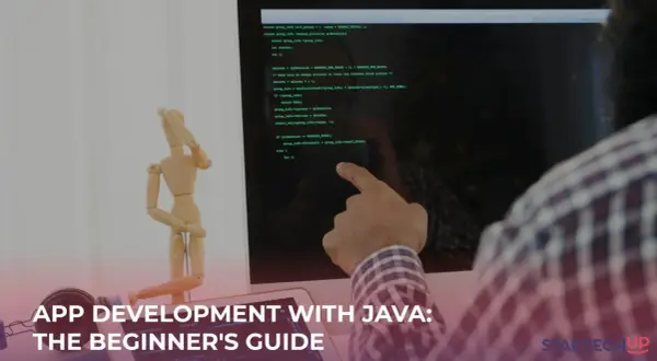 Un homme suit un tutoriel Java sur son écran, avec un mannequin en bois à côté.