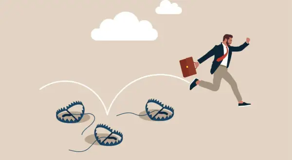 Un homme d'affaires court, évitant des pièges. Un formateur web pourrait utiliser cette image pour illustrer les dangers du parcours entrepreneurial.