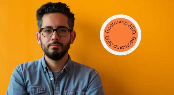 Homme confiant, lunettes, chemise en jean, devant un mur orange. Logo "SEO Bootcamp" suggérant une formation SEO diplômante.