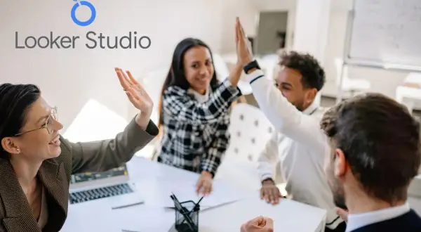 Équipe célébrant une réussite après une formation sur Looker Studio.