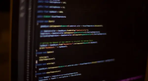 Code C# affiché sur un écran d'ordinateur, avec des lignes de code colorées sur fond noir.