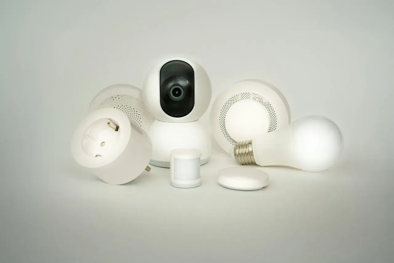 Un développeur IoT imagine une maison connectée : caméra, prise, ampoule, détecteurs.