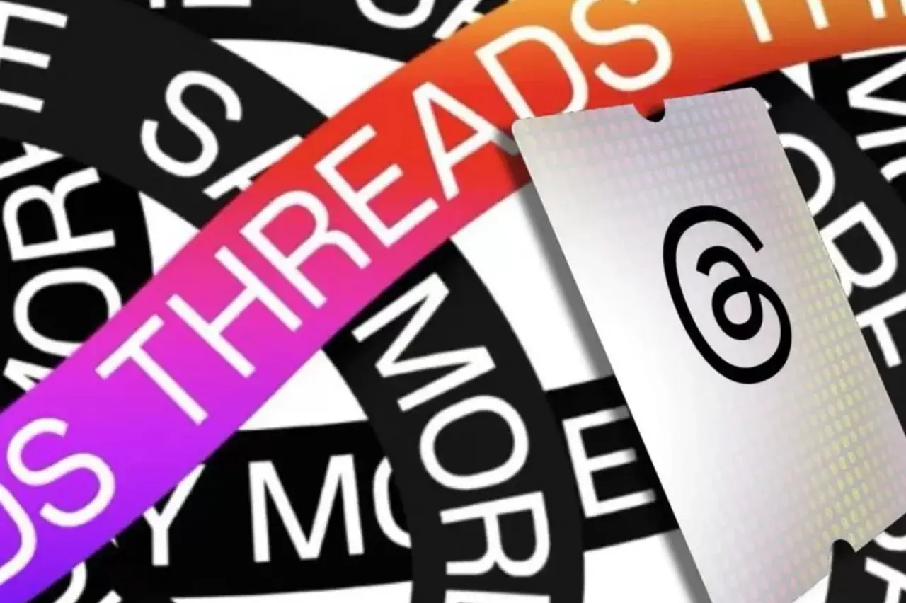 Bandeaux "JUST THREADS MORE" enroulés, avec un logo "6" sur une carte blanche.