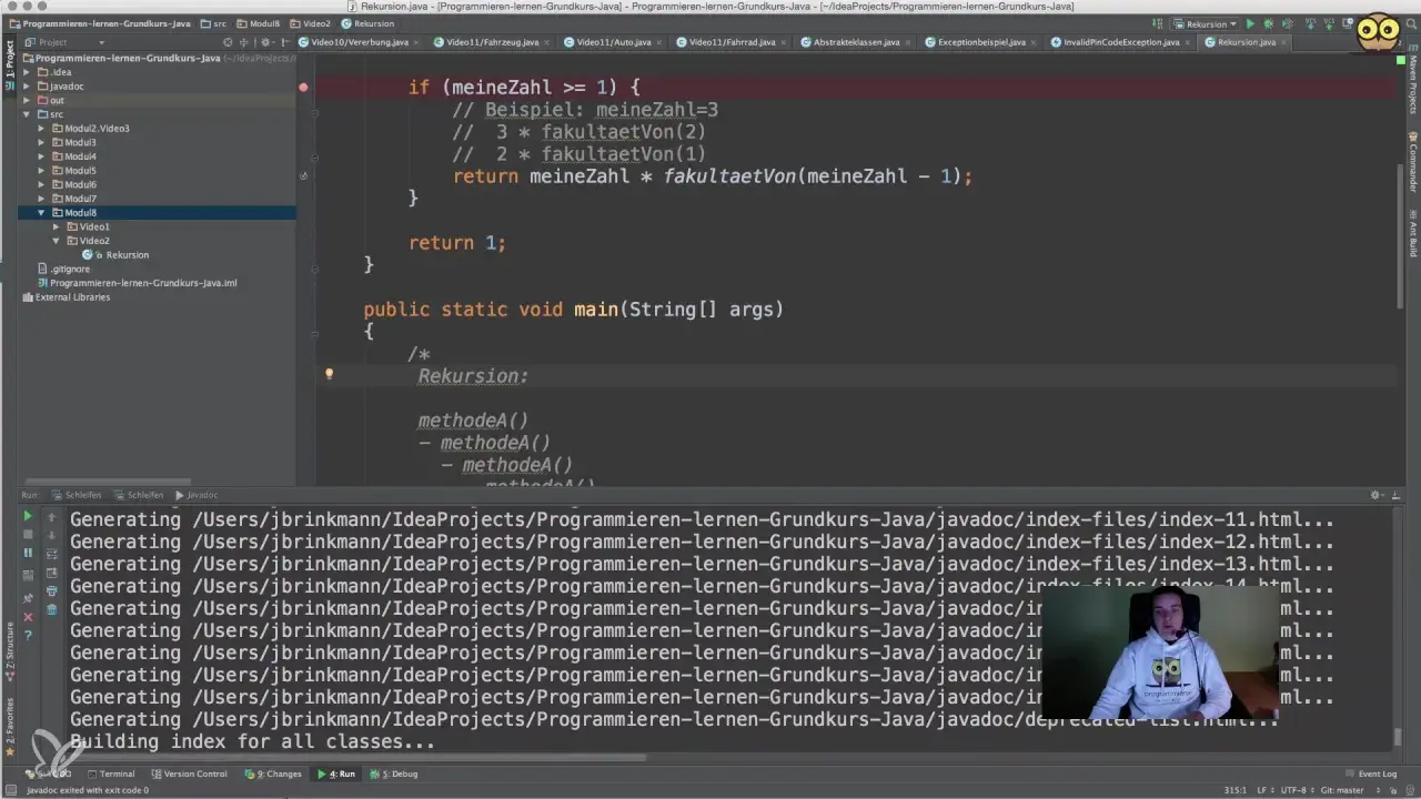Un développeur écrit du code Java dans un IDE, le fichier "Rekursion.java" est ouvert, montrant une fonction récursive pour calculer une factorielle.