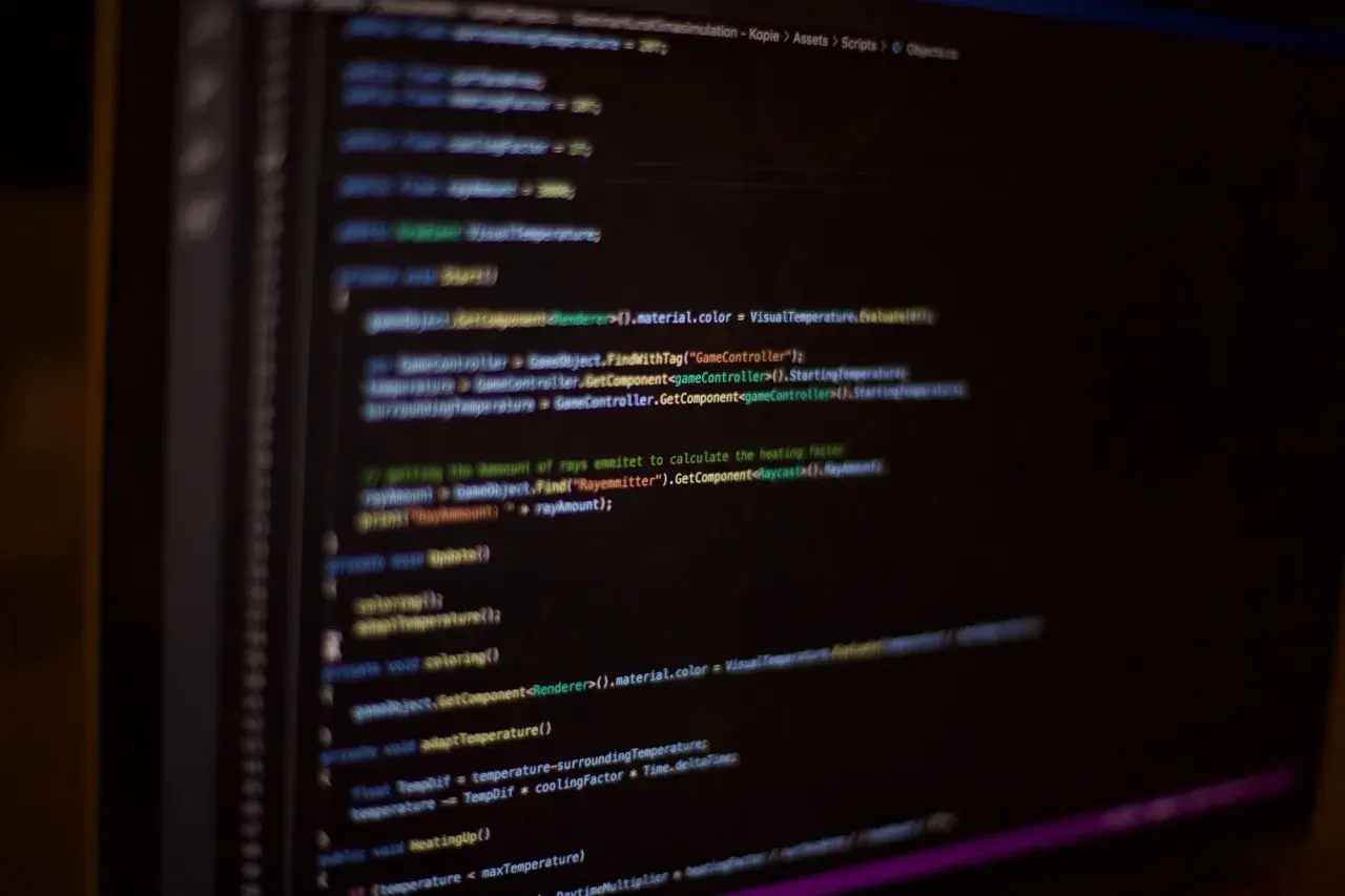 Code C# affiché sur un écran d'ordinateur, avec des lignes de code colorées sur fond noir.