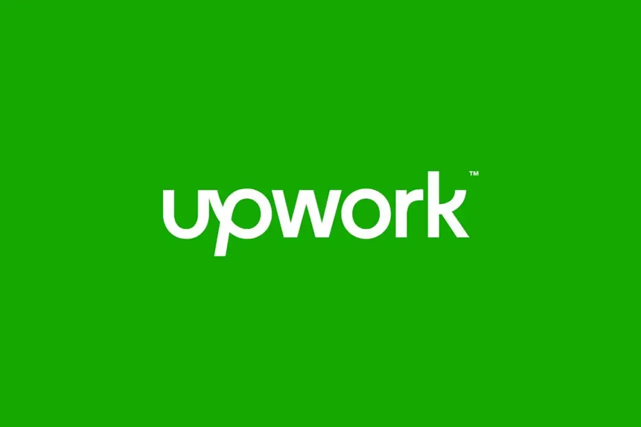 Logo Upwork blanc sur fond vert. Un avis positif sur la plateforme freelance.