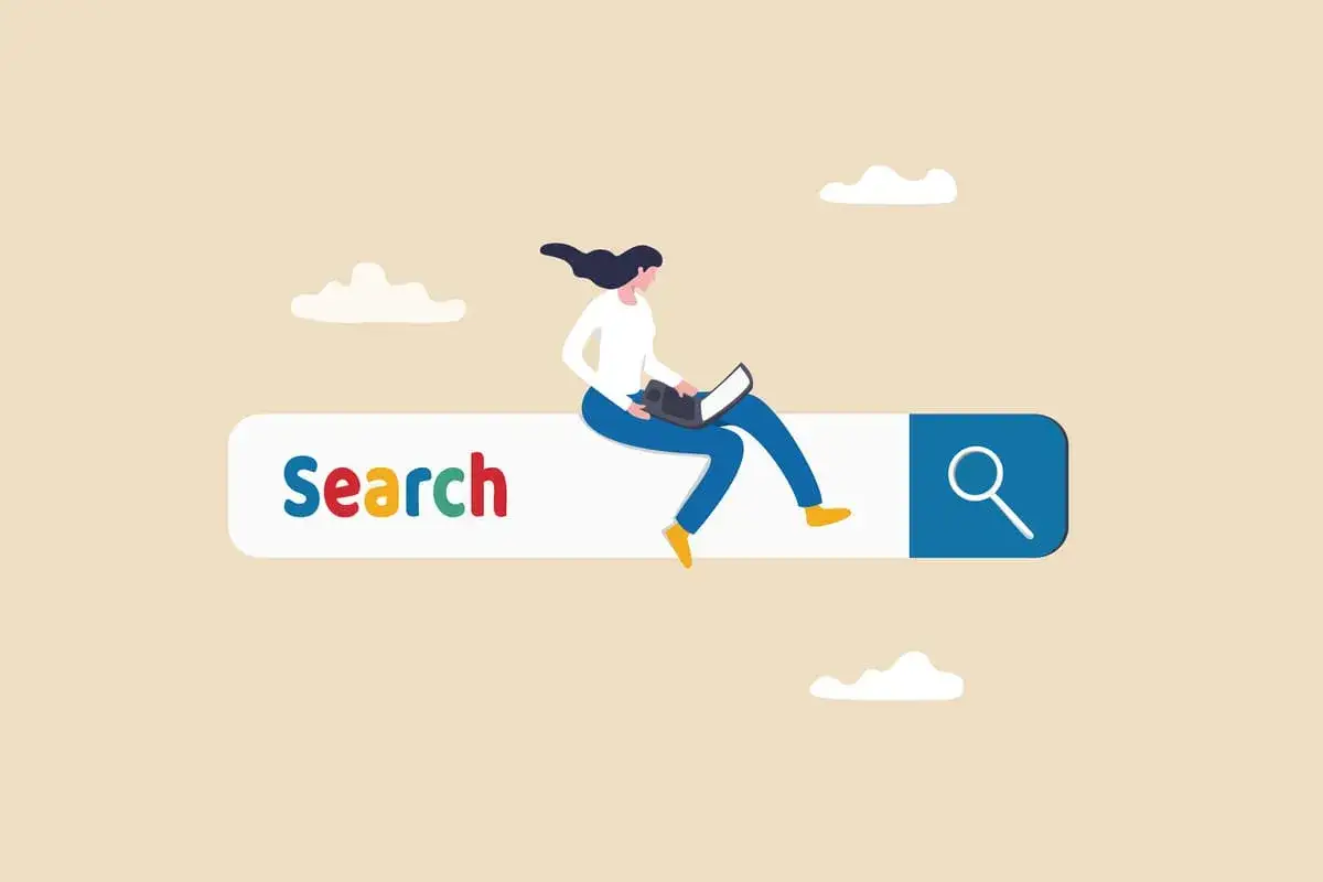 Une personne sur un ordinateur portable, assise sur une barre de recherche, symbolisant la formation SEO diplômante et la recherche d'informations en ligne.