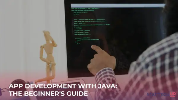 Un homme suit un tutoriel Java sur son écran, avec un mannequin en bois à côté.