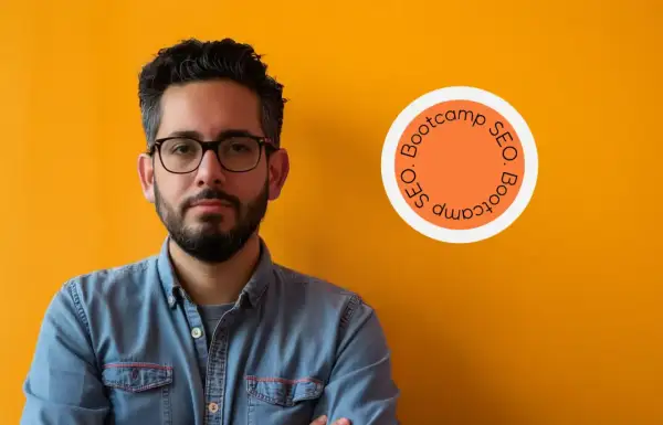 Homme confiant, lunettes, chemise en jean, devant un mur orange. Logo "SEO Bootcamp" suggérant une formation SEO diplômante.